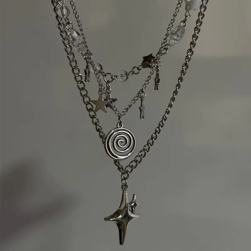 Layered Pendant Necklace Aesthetic - レディース向け、多層構造の星型ペンダントネックレス。Y2K風のデザインで、重ね付けできる3層のビーズ付き星型スパイラルチャームチョーカーネックレス。