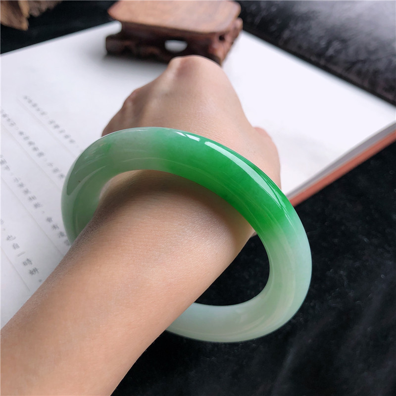 Bracelets - 天然ビルマ翡翠ブレスレット、アイスワックスタイプ、ライトグリーンの丸型翡翠ブレスレット、女の子向けのおしゃれなアクセサリー
