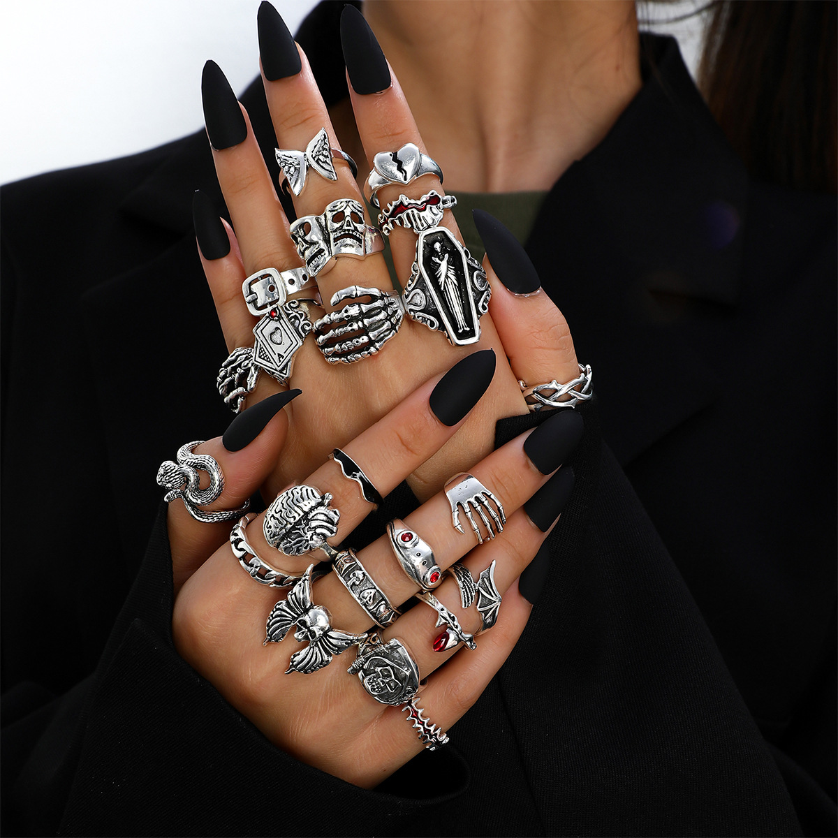Vintage Punk Knuckle Rings Set - 23個入り パンク風 幾何学模様の指輪セット。男女兼用。蛇やドクロのモチーフ、黒色のリング。ゴシック調、ヴィンテージ風のジュエリーアクセサリー。