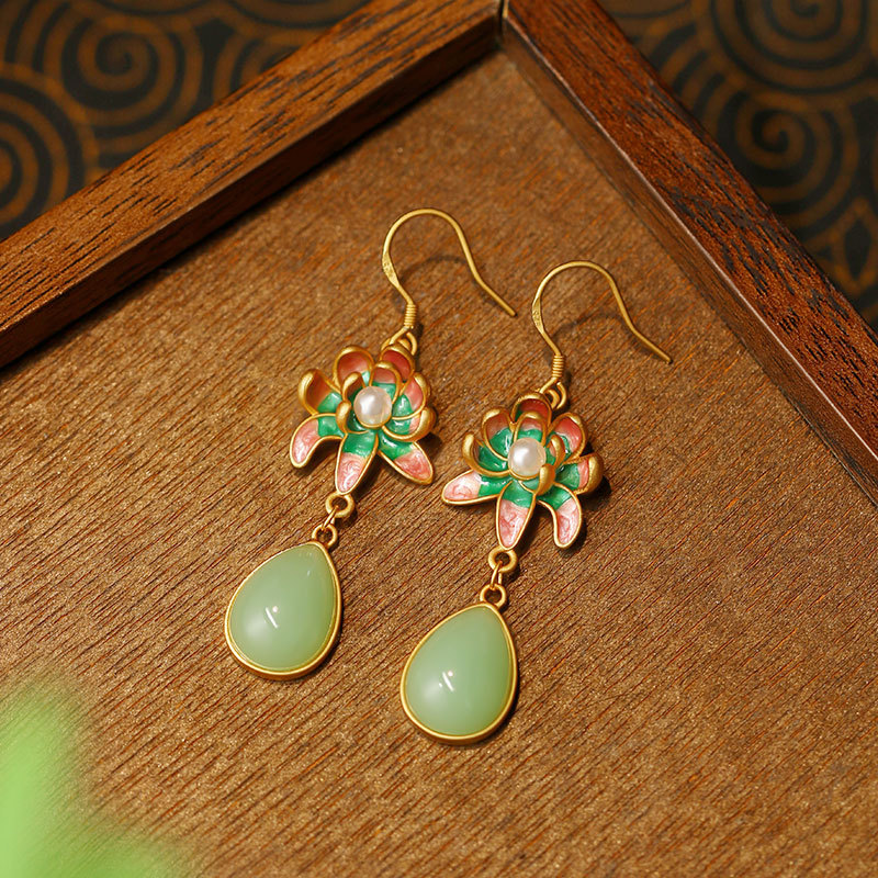 緑色の天然翡翠を使用した、水滴型のイヤリング。お守りとしても - Earrings のレビューと価格