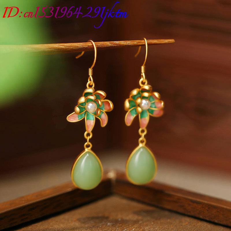 緑色の天然翡翠を使用した、水滴型のイヤリング。お守りとしても - Earrings のレビューと価格
