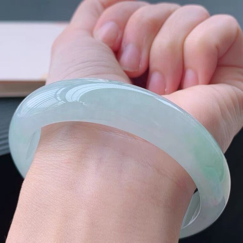 ミャンマー女性向け、氷のような質感の単色半透明ジェダイトブレ - Bracelets のレビューと価格