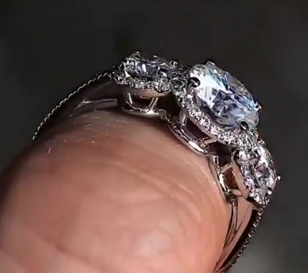 カスタムリアルプラチナPT950女性用結婚式パーティー記念日 - Moissanite Engagement Ring 1 Carat のレビューと価格